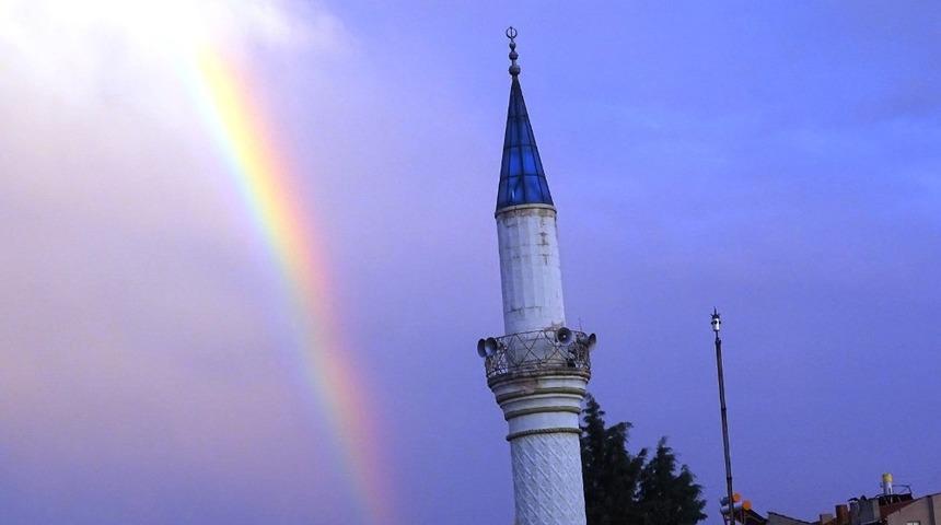 İki ayrı camide aynı a&ccedil;ıda g&ouml;r&uuml;nen g&ouml;kkuşağı şaşırttı