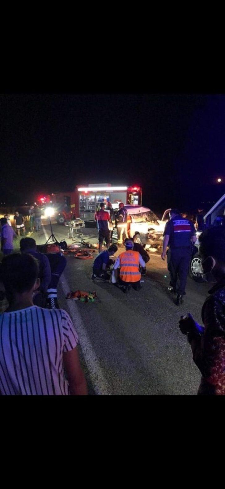 Denizli’de hafif ticari araç ile traktör çarpıştı: 5 yaralı G4