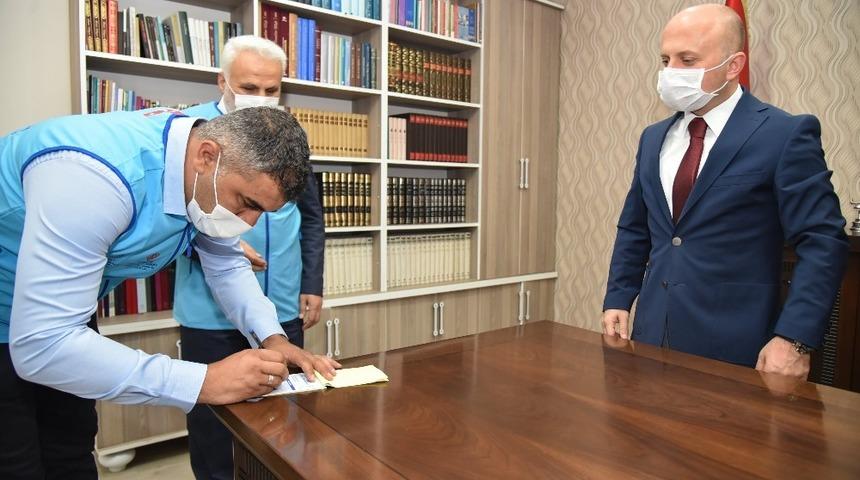 Vali Varol,  "Kurbanını Paylaş, Kardeşinle Yakınlaş" kampanyasına kurban bağışında bulundu