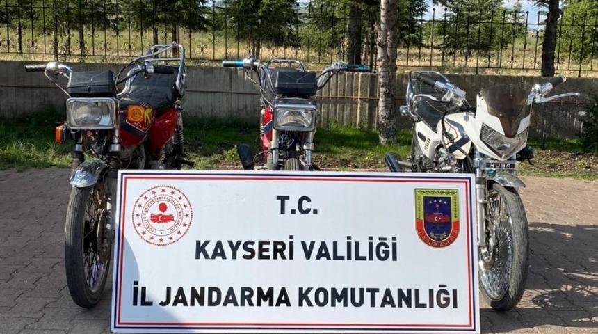 Motosiklet hırsızları kaçarken tarlada yakalandı