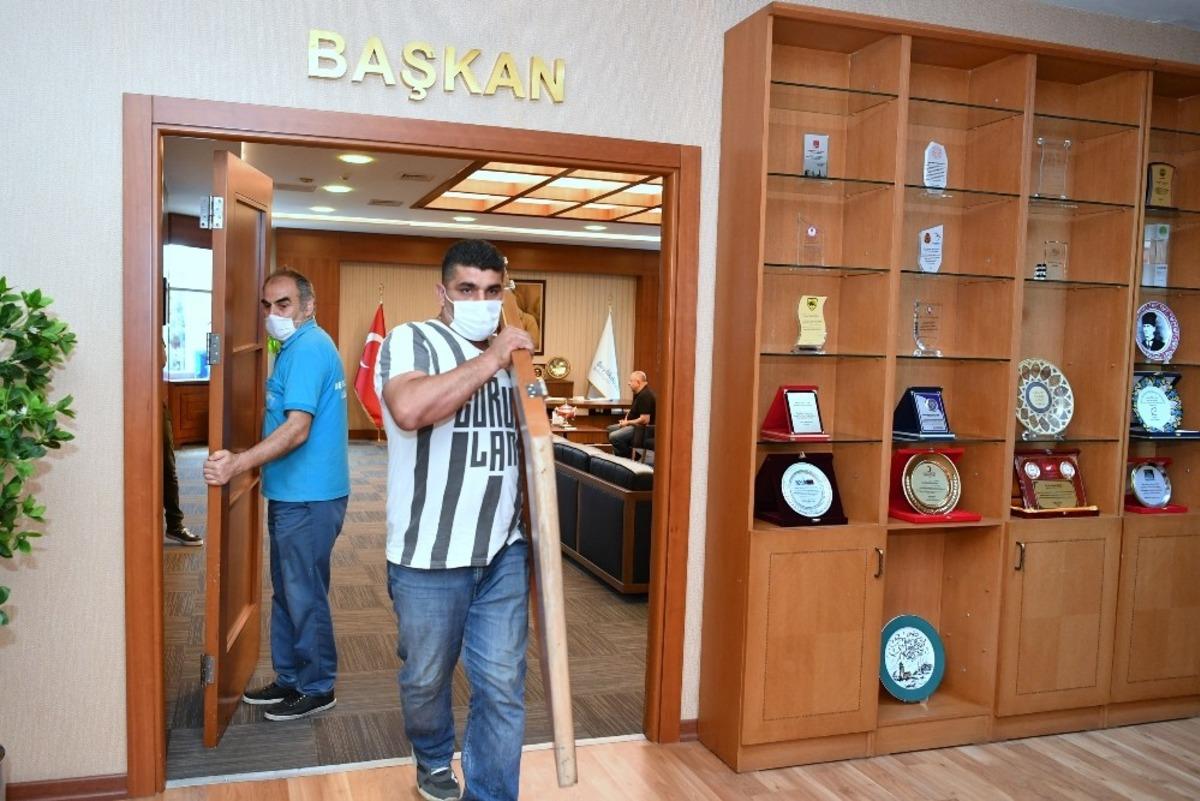 Başkan &Ccedil;alık, makam kapısını s&ouml;kt&uuml;rd&uuml;