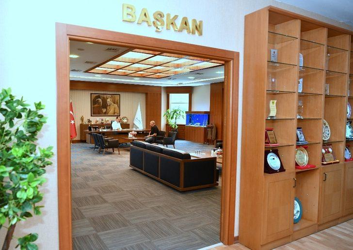 Başkan Çalık, makam kapısını söktürdü G3