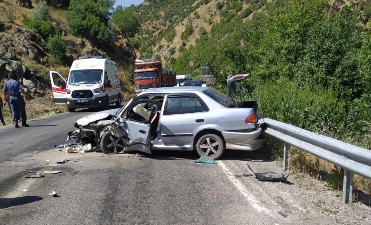 Otomobille minib&uuml;s &ccedil;arpıştı: 5 yaralı