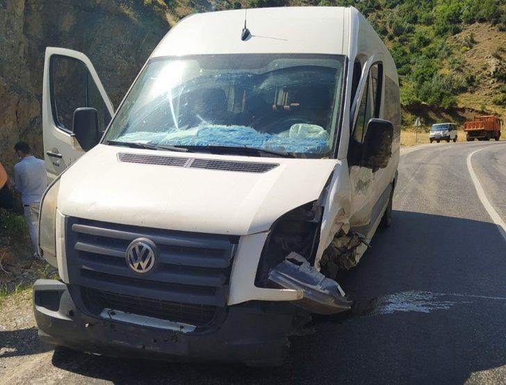 Otomobille minibüs çarpıştı: 5 yaralı G2