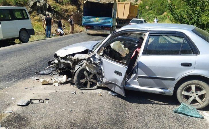 Otomobille minibüs çarpıştı: 5 yaralı G3