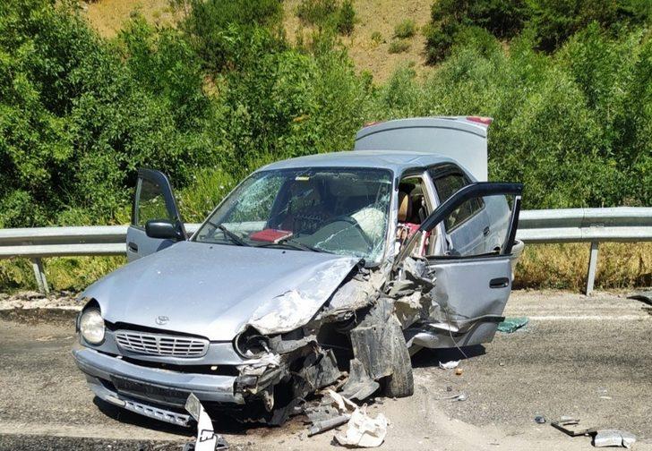 Otomobille minibüs çarpıştı: 5 yaralı G4