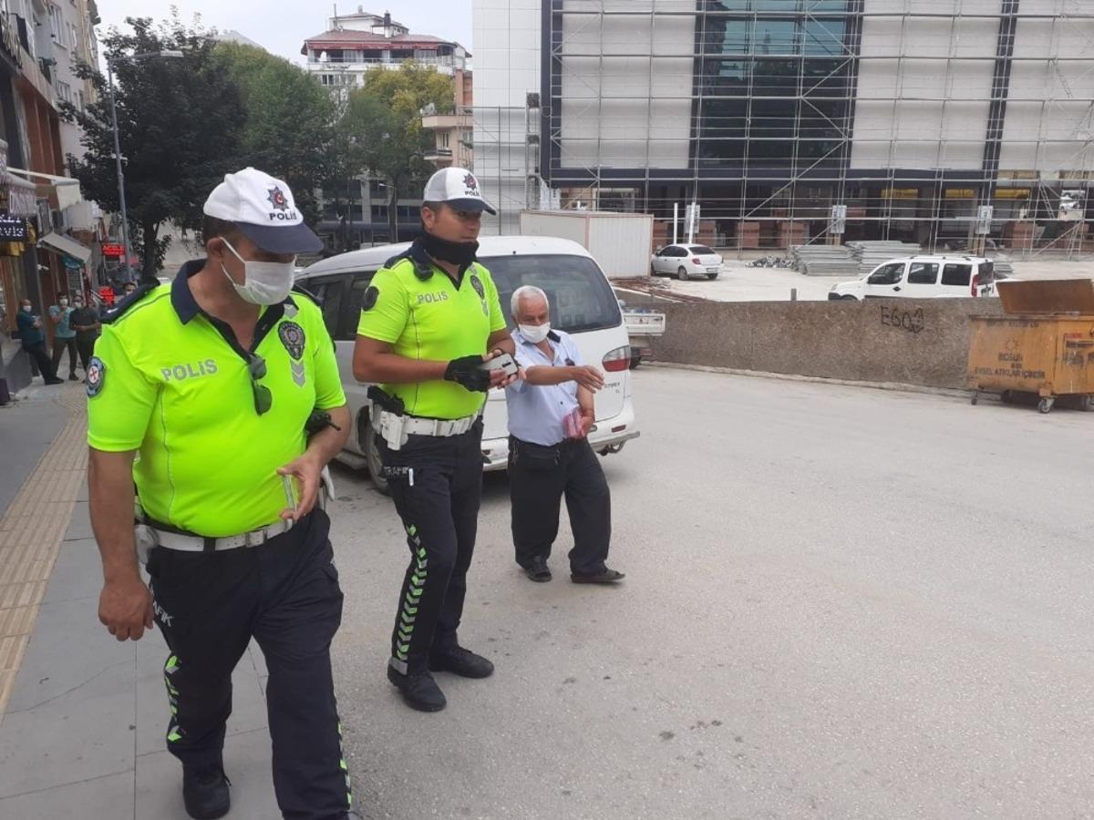 Seyir halindeki minib&uuml;s yayaya &ccedil;arptı