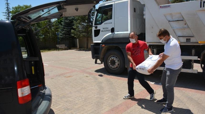İncesu&rsquo;da &ouml;ğretmenler ihtiya&ccedil; sahiplerine 250 torba un yardımı yaptı