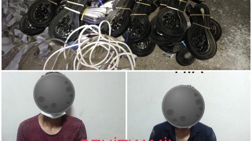 &Ccedil;aldıkları 3 &ccedil;uval malzemeyle birlikte &ccedil;atıda yakalandılar