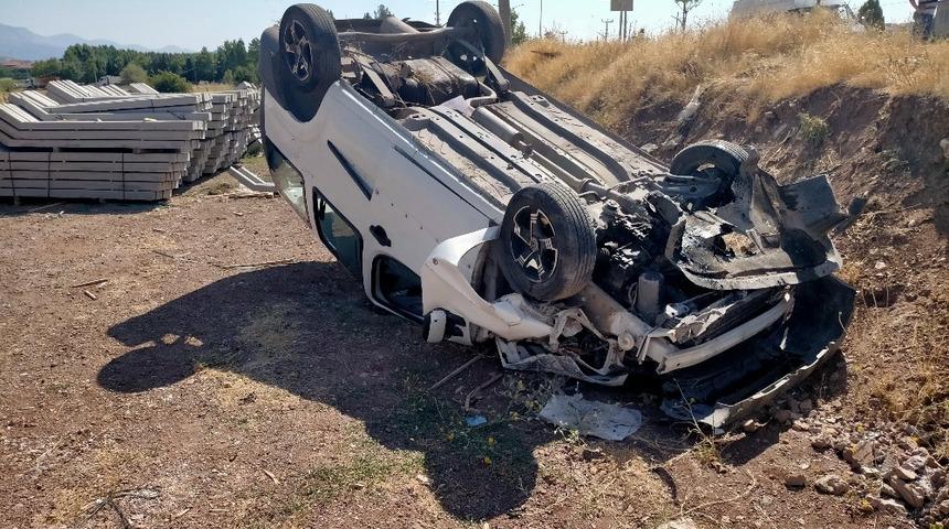 Hafif ticari ara&ccedil; şarampole yuvarlandı