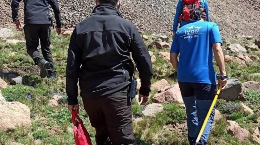 Mahsur kalan dağcıyı JAK kurtardı