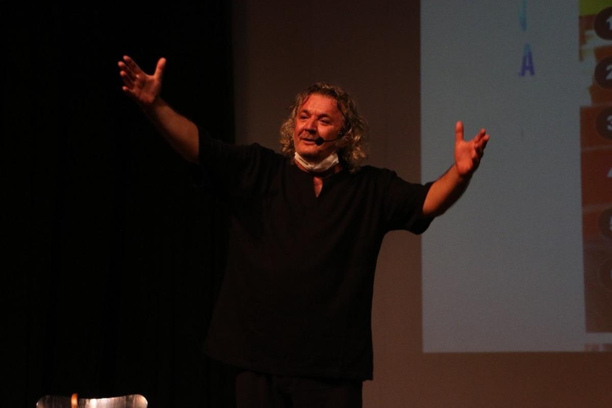 Hasret sona erdi, Kartal&rsquo;da tiyatro perdeleri a&ccedil;ıldı