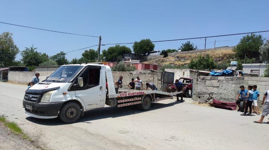 Evin avlusuna d&uuml;şen otomobil hurdaya d&ouml;nd&uuml;