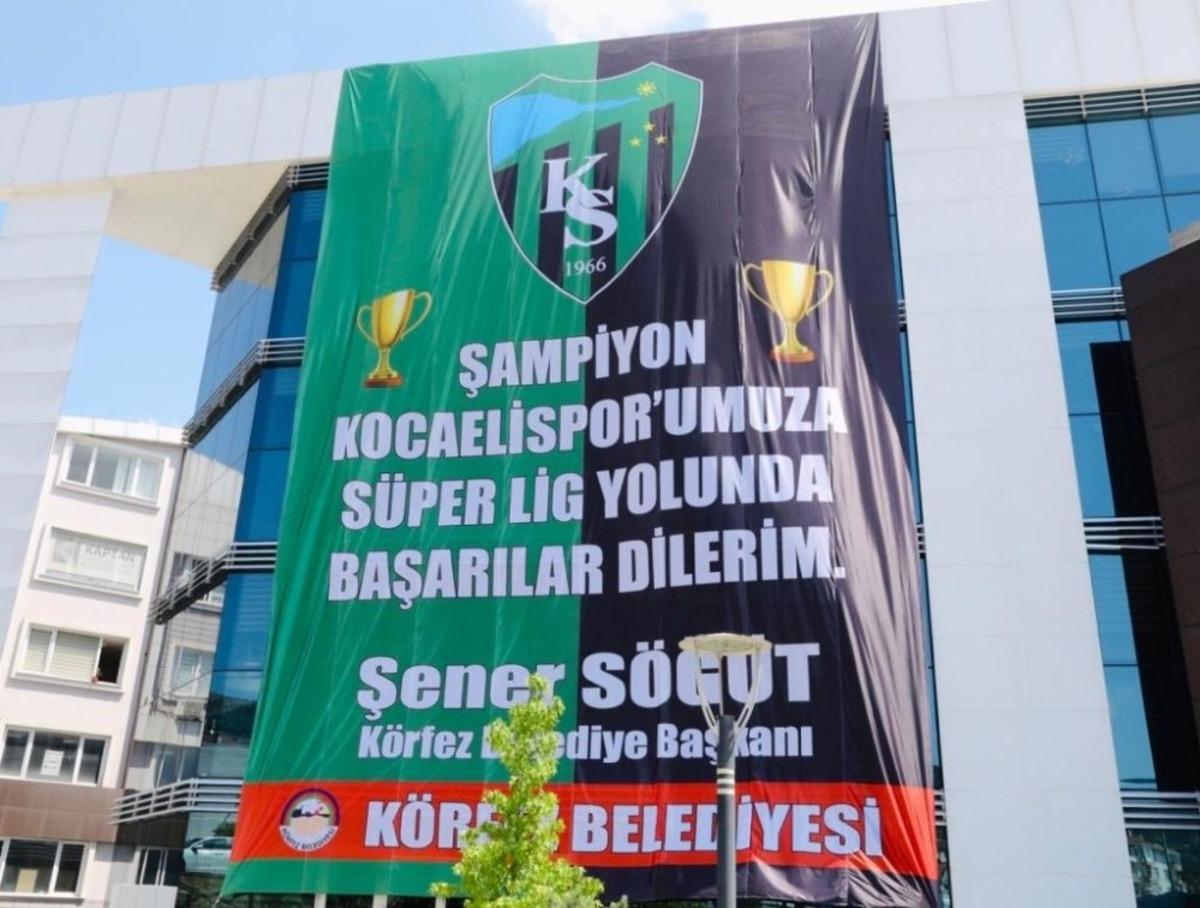 K&ouml;rfez yeşil-siyaha b&uuml;r&uuml;nd&uuml;