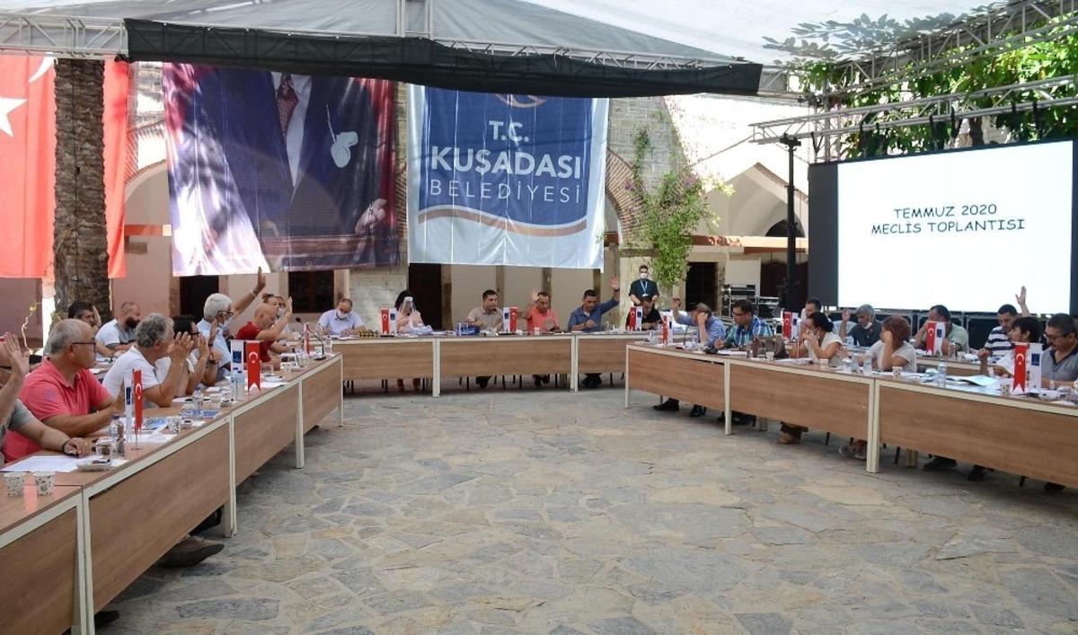 Kuşadası&rsquo;nda CHP ile AK Parti arasında faaliyet raporu polemiği s&uuml;r&uuml;yor