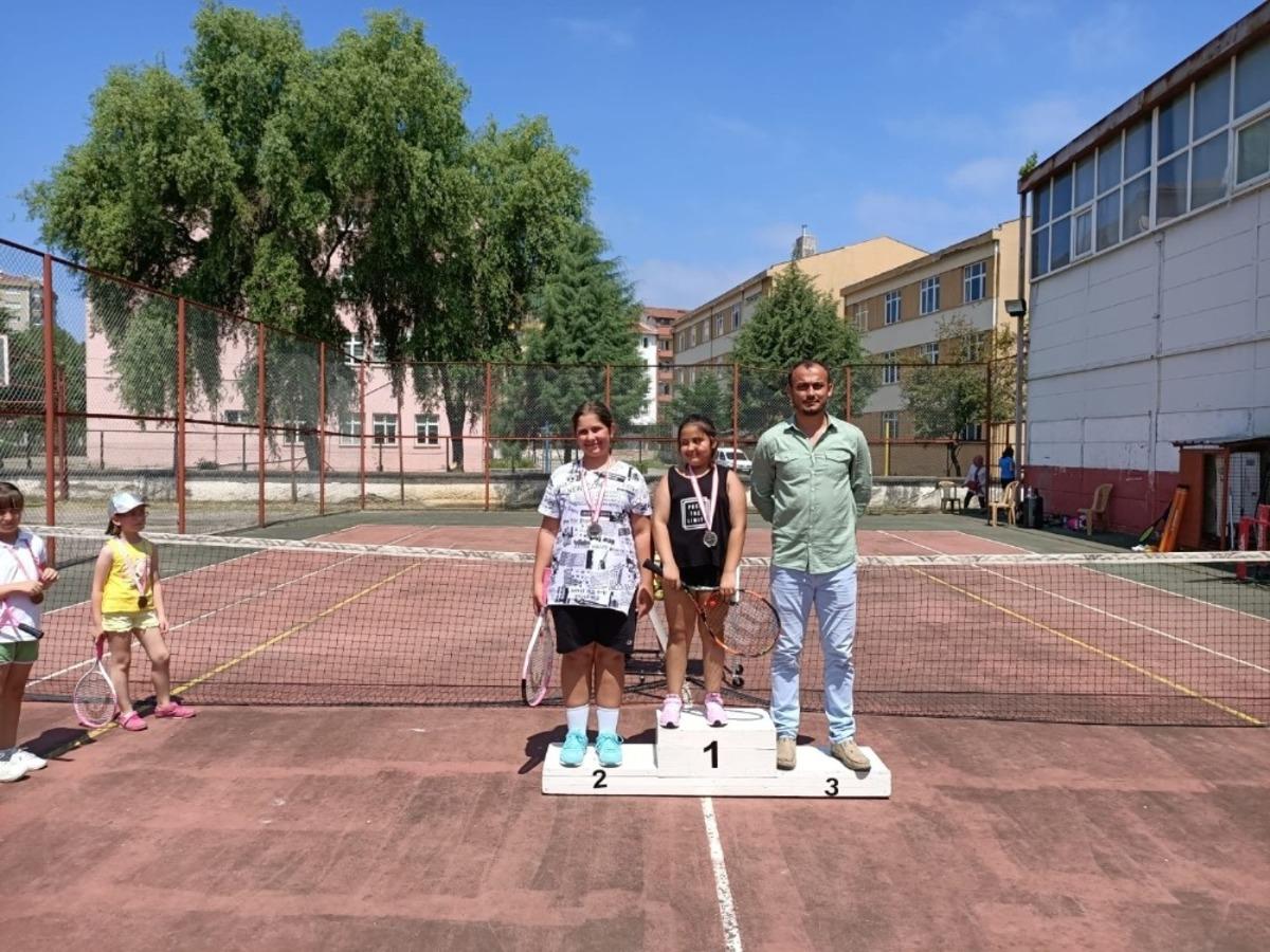 Ak&ccedil;akoca&rsquo;da mini tenis turnuvası yapıldı