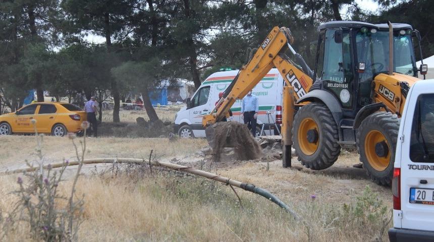 Cesedin tamamen &ccedil;ıkarılabilmesi i&ccedil;in su kuyusu yanında kazı &ccedil;alışması başlatıldı
