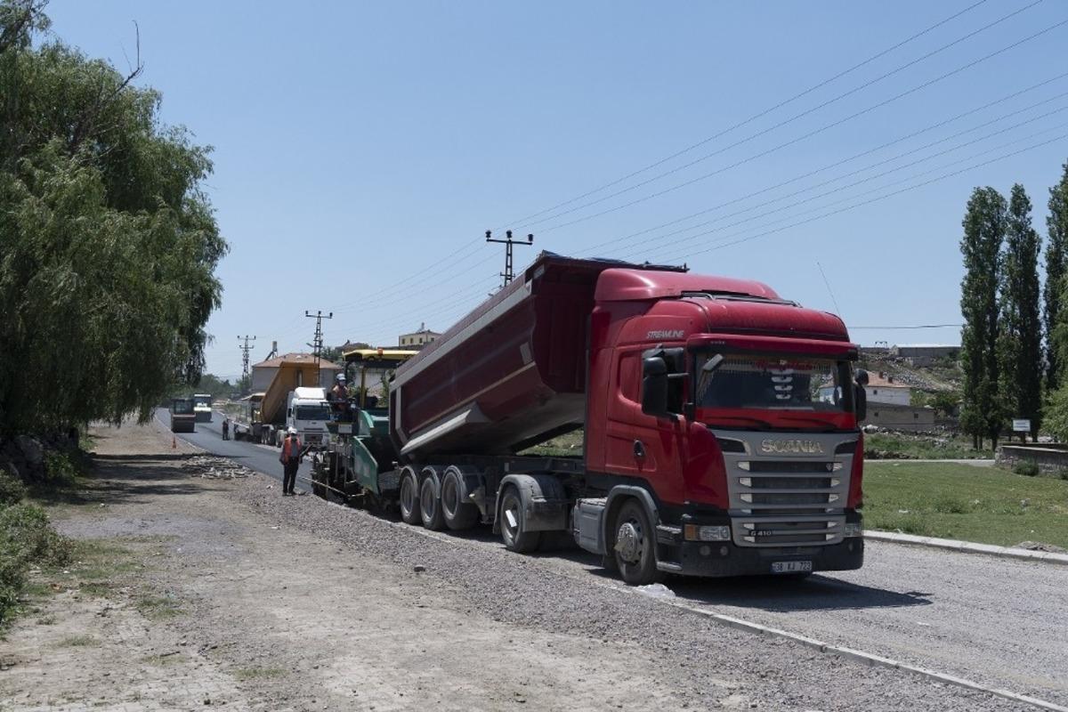 B&uuml;y&uuml;kşehir asfalt &ccedil;alışmalarını s&uuml;rd&uuml;r&uuml;yor
