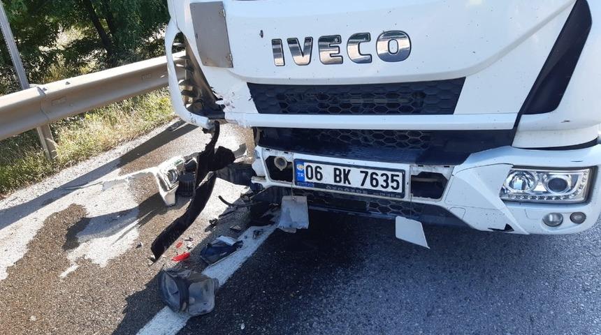 Kamyon otomobile &ccedil;arptı; 2 yaralı