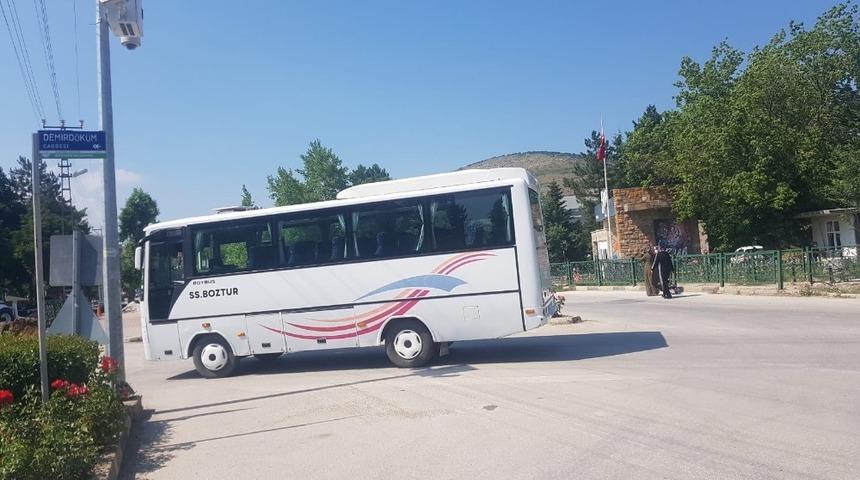 Otob&uuml;s yayaya &ccedil;arptı; 1 yaralı