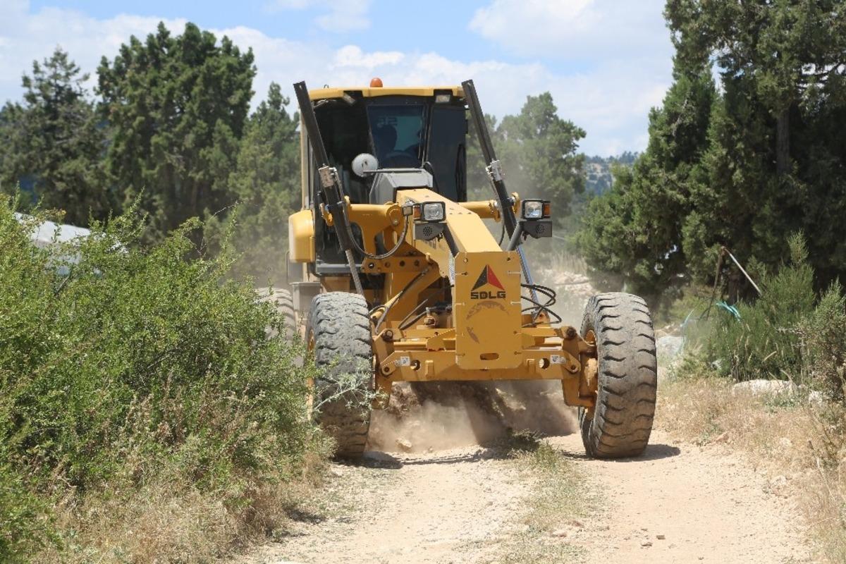 Erdemli&rsquo;de kış aylarında bozulan bah&ccedil;e yolları onarılıyor