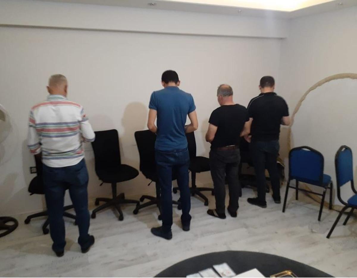 Kumar oynatılan 2 evde bulunan 27 kişiye 79 bin TL ceza kesildi