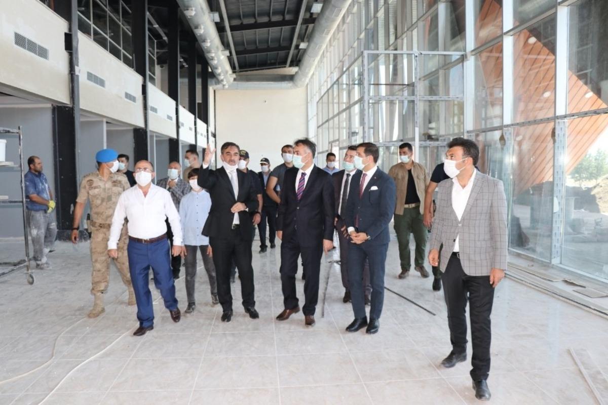 Vali &Ccedil;ağatay, şehirler arası otob&uuml;s terminalinde incelemelerde bulundu