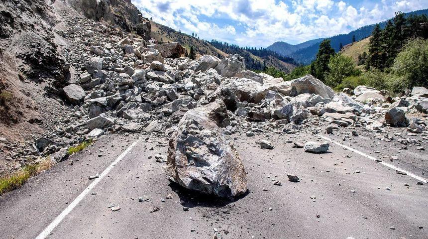 ABD'de 12 tonluk dev kaya otoyola düştü