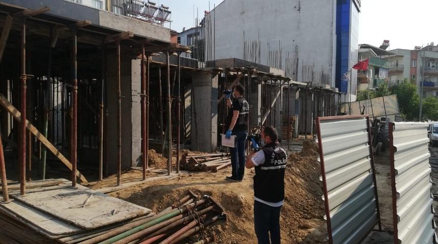 &Ccedil;&ouml;ken merdivenin altında kalan iş&ccedil;i yaralandı