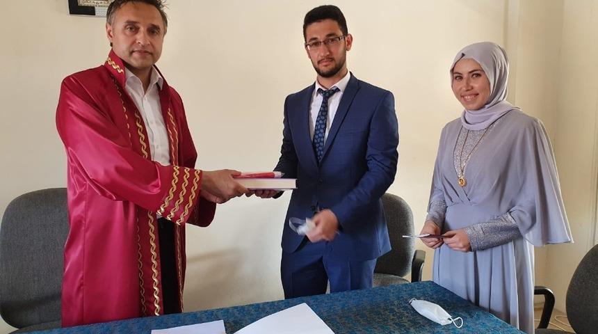 M&uuml;ft&uuml; Bal, gen&ccedil; &ccedil;iftlerin nikahını kıydı