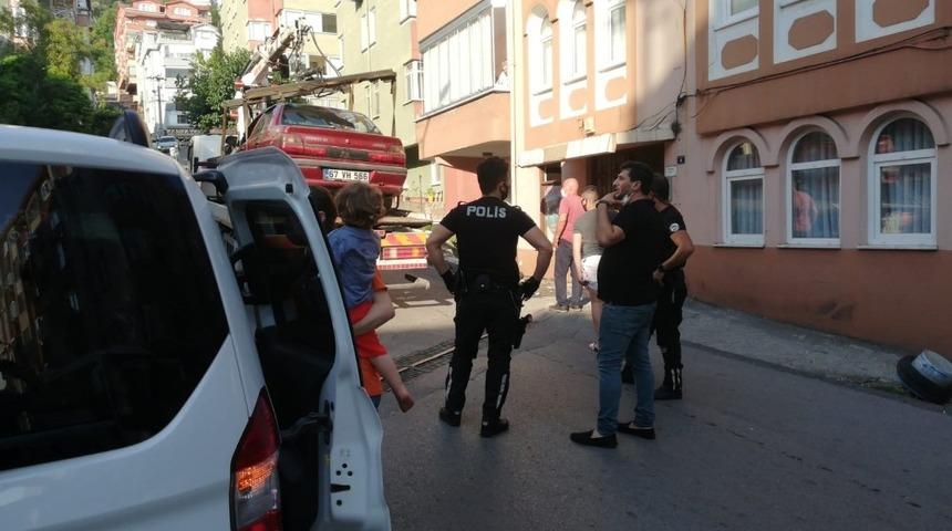 Alkoll&uuml; s&uuml;r&uuml;c&uuml; apartman girişine daldı
