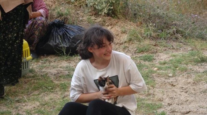 &Ccedil;anakkale'de hafızalara kazınan kare! Kedisine sarılıp g&ouml;zyaşlarıyla evini terk etti