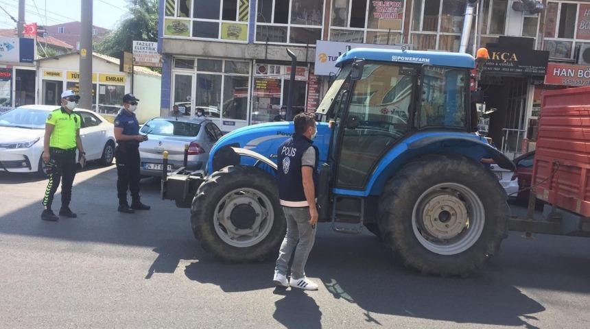 Tekirdağ'da koronavir&uuml;s denetimi! Polisi g&ouml;ren maskesini taktı
