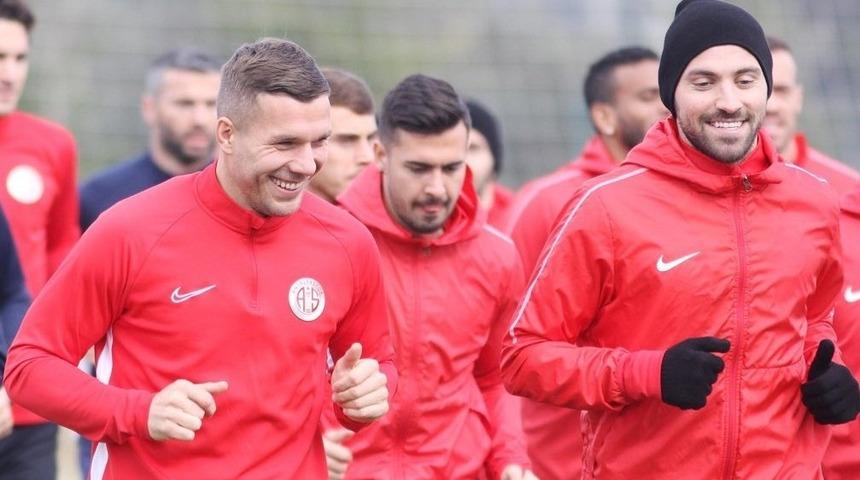 Antalyaspor'da Lukas Podolski 4 hafta forma giyemeyecek