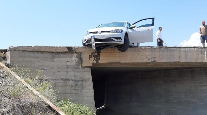 Kaza yapan otomobil k&ouml;pr&uuml;de asılı kaldı