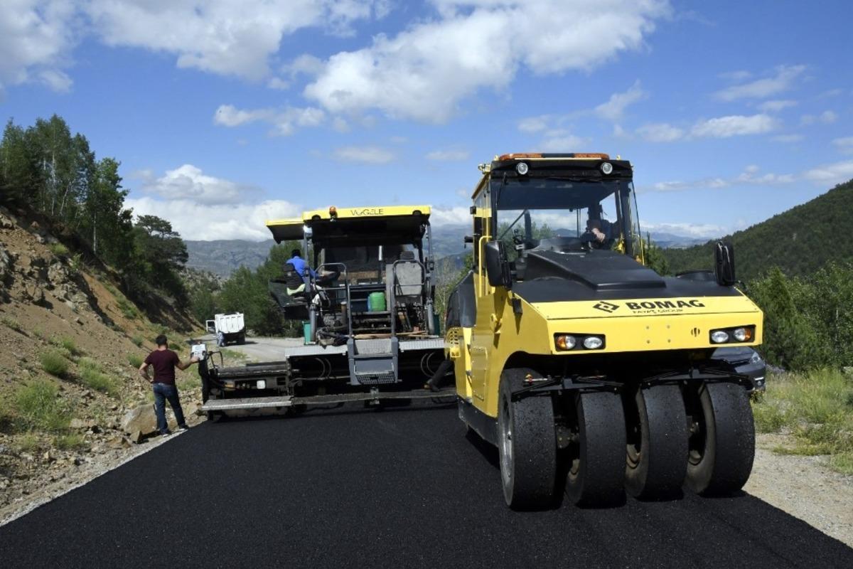 G&uuml;m&uuml;şhane k&ouml;y yollarında 3 koldan asfalt &ccedil;alışması yapılıyor