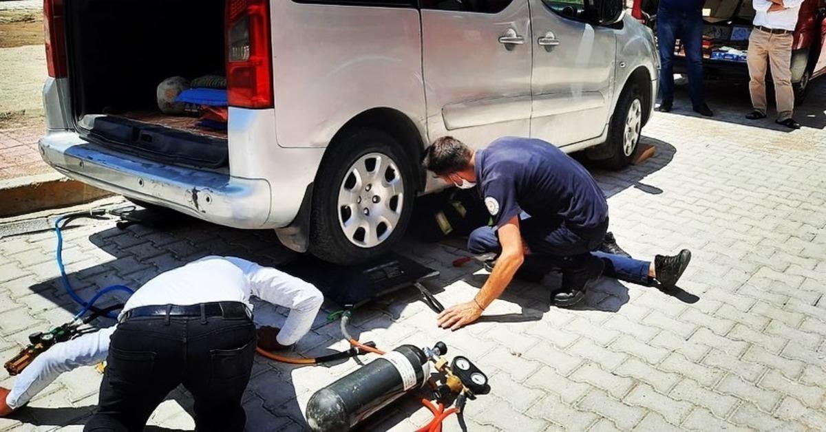 Ara&ccedil; motorunda sıkışan kedi kurtarıldı