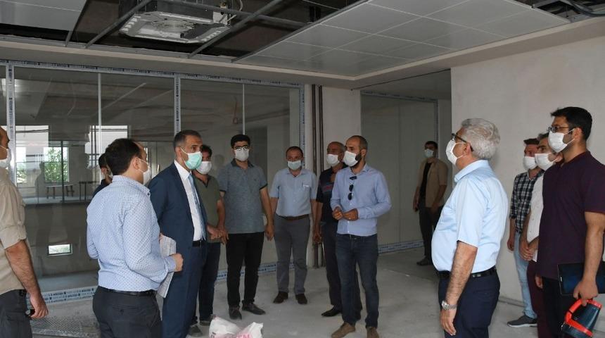 Vali &Ccedil;uhadar, 112 Acil &Ccedil;ağrı Merkezi inşaatını inceledi