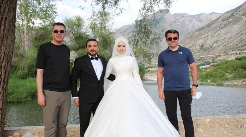 Vali Memiş, yeni evlenen &ccedil;iftle hatıra fotoğrafı &ccedil;ekildi