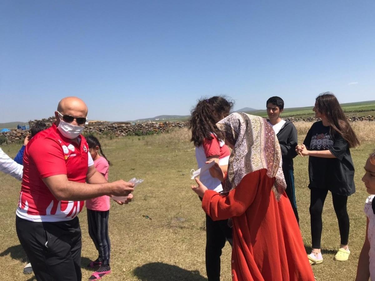 Kars&rsquo;ta gen&ccedil;lerin spor malzemesi ihtiya&ccedil;ları karşılandı