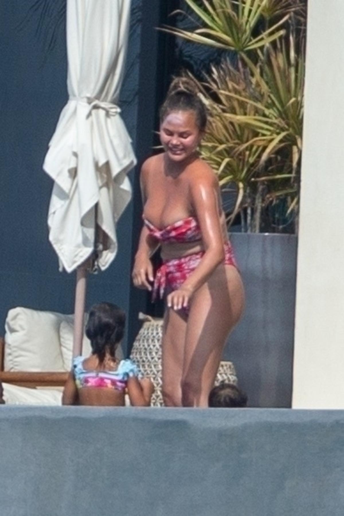 Chrissy Teigen silikonları &ccedil;ıktıktan sonra ilk kez g&ouml;r&uuml;nt&uuml;lendi