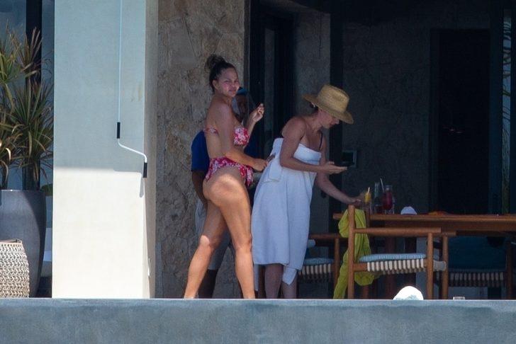 Chrissy Teigen silikonları çıktıktan sonra ilk kez görüntülendi G5