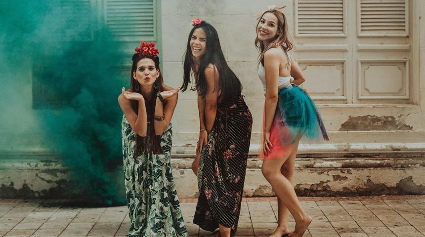 Bu yaz plaj elbiseniz bedavaya gelecek! Sadece şal ve t&uuml;lbent ile..