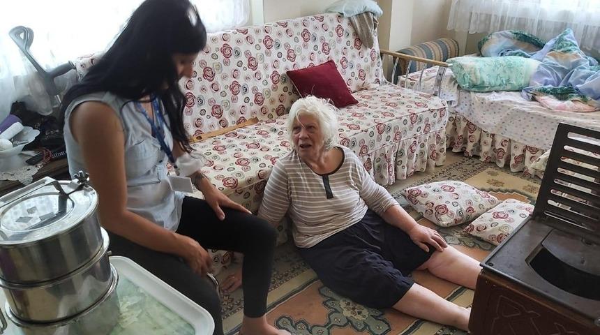 Belediye ekiplerinin dikkati yaşlı kadını &ouml;l&uuml;mden kurtardı