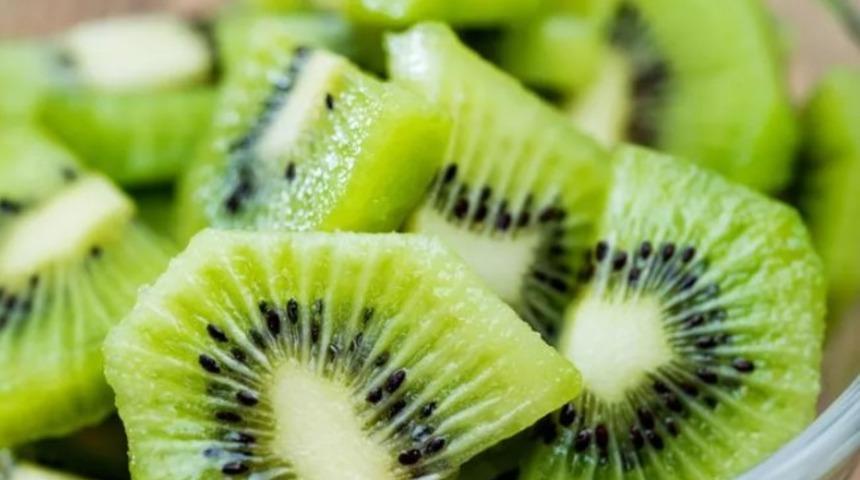 Kiviyi bu şekilde y&uuml;z&uuml;n&uuml;ze s&uuml;rd&uuml;ğ&uuml;n&uuml;zde... Sonu&ccedil; inanılmaz!