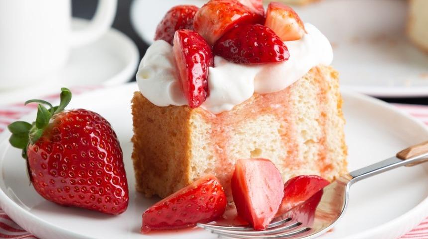 &Uuml;nl&uuml; şeften &ccedil;ok pratik ve lezzetli &ccedil;ilekli pasta yapılışı... Doğum g&uuml;nlerinde ilk tercihiniz olacak! 