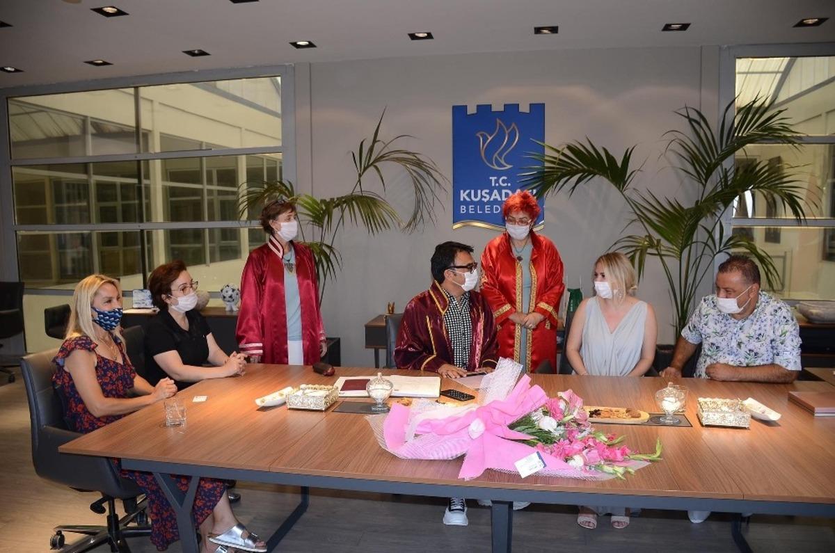 Rus gelinin nikahı, başkanlık makamında kıyıldı