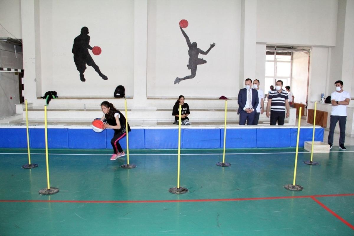 Ağrı Milli Eğitim M&uuml;d&uuml;r&uuml; Tekin, yetenek sınavına hazırlanan &ouml;ğrenciye destek oldu