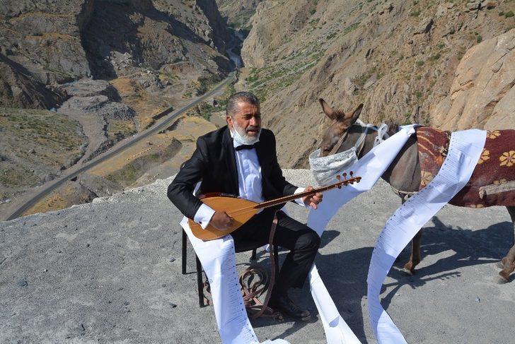 Sanatçı Aydın maske taktığı eşekle hak arayışı için adliye kapısında G2