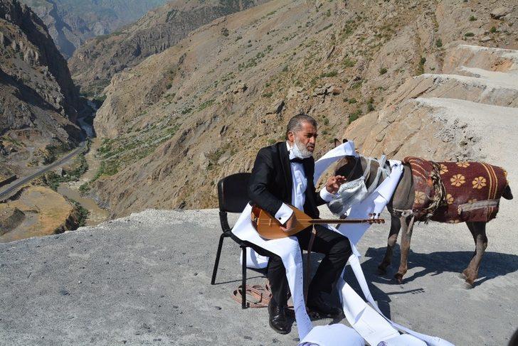 Sanatçı Aydın maske taktığı eşekle hak arayışı için adliye kapısında G3